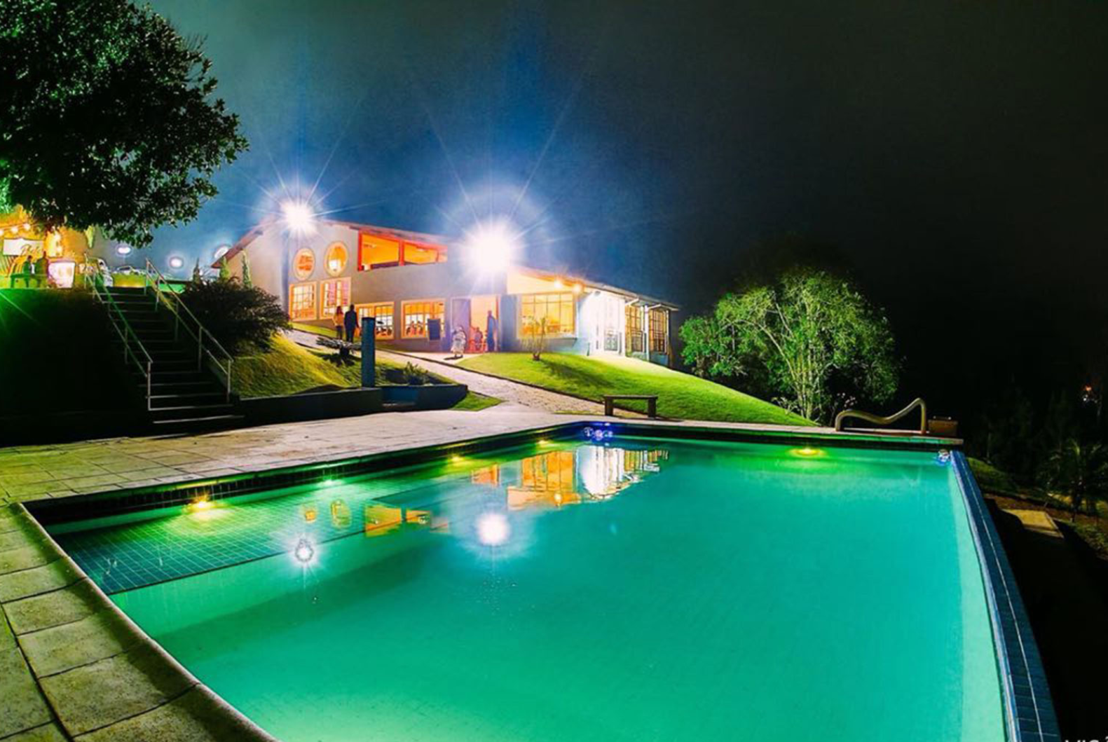 Piscina com borda infinita